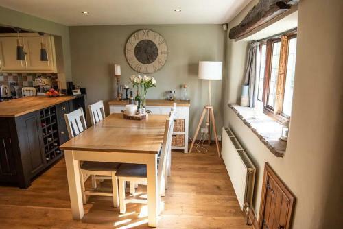 Bumble Bee Cottage - Luxury Countryside Cottage