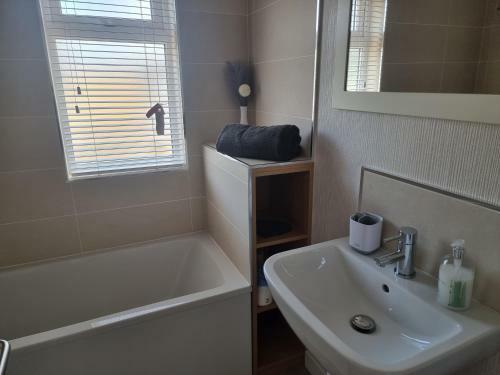 Remarkable 2-bed Luxury Lodge In Routh With Hottub