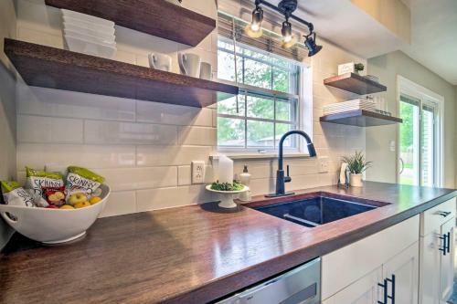 Stunning Townhome About 5 Mi To Dtwn Columbia!