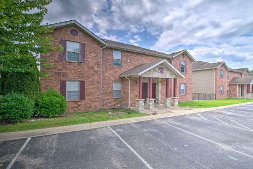 Apartamento Cheerful Condo Patio, 2 Mi To Branson Strip!