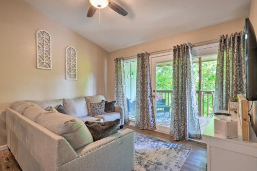 Apartamento Reeds Spring Condo With Balcony And Pool Access!