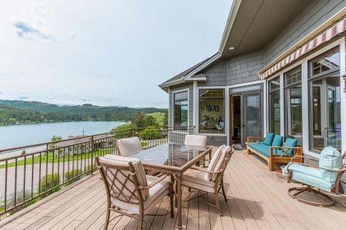 Exquisite Lake View Getaway