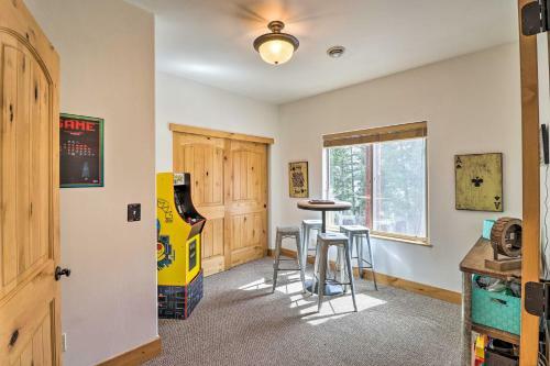 Apartamento Flathead Lake Getaway With Balcony, Fireplace!
