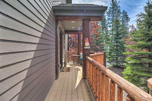 Apartamento Flathead Lake Getaway With Balcony, Fireplace!