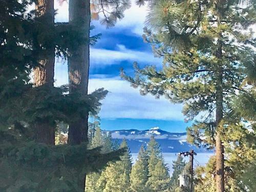 Zephyr's Whisper Retreat! Views, Backyard, AC