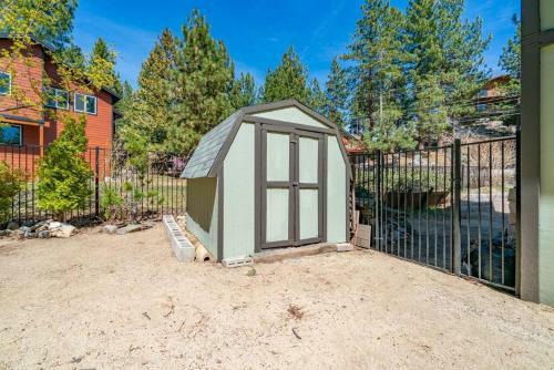 Zephyr's Whisper Retreat! Views, Backyard, AC