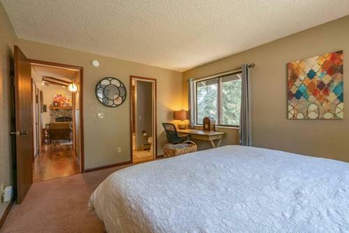 Zephyr's Whisper Retreat! Views, Backyard, AC