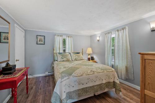 Shaws Pond Lakefront Retreat!