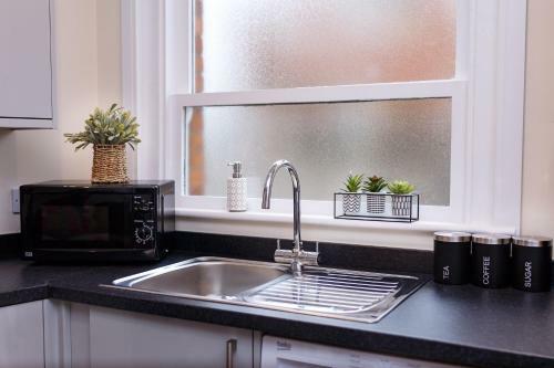 Apartamento Close To A357 - Superking Suite - Private Terrace - Contractor Stay Available