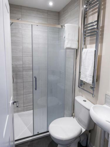 Apartamento Close To A357 - Superking Suite - Private Terrace - Contractor Stay Available
