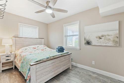 Spectacular 3 Br Condo One Block To The Beach