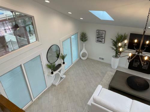 Waterfront Home In Brick With Swimming Pool Access