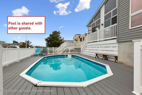 Waterfront Home In Brick With Swimming Pool Access