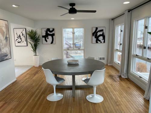 Waterfront Home In Brick With Swimming Pool Access