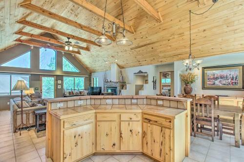 Stunning Angel Fire Cabin With Private Hot Tub!