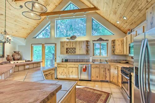 Stunning Angel Fire Cabin With Private Hot Tub!