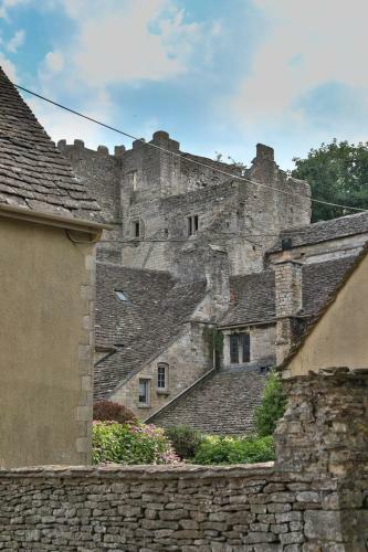 The Rooks Apartment 1 Beverston Castle