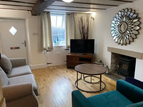 Chimney Pots - Log Burner/gas, Central Village, Walks, Pubs, Views