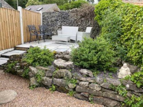 Chimney Pots - Log Burner/gas, Central Village, Walks, Pubs, Views
