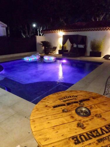 Hostal La Suite C�t� Pool-house Piscine & Jacuzzi Privatifs