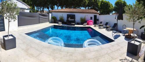Hostal La Suite C�t� Pool-house Piscine & Jacuzzi Privatifs