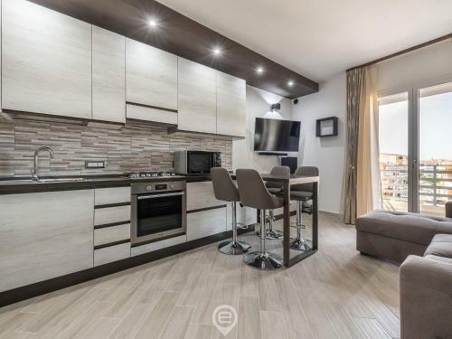 Alba's Apartment - Wifi & Private Parking