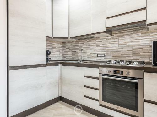Alba's Apartment - Wifi & Private Parking