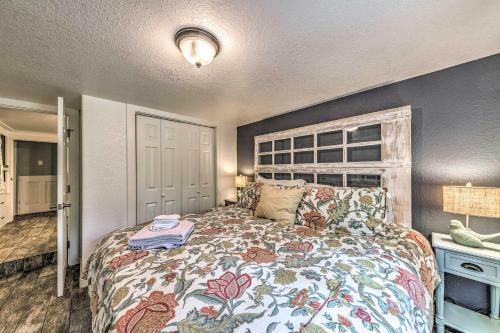 Quaint Riverfront Cabin Walk To Midtown!