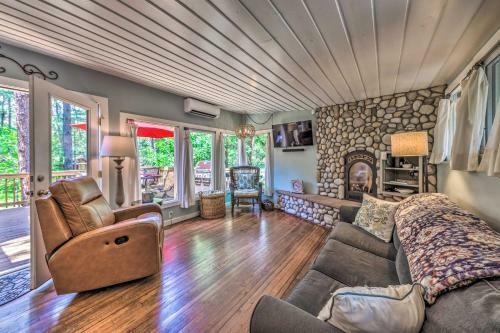 Quaint Riverfront Cabin Walk To Midtown!
