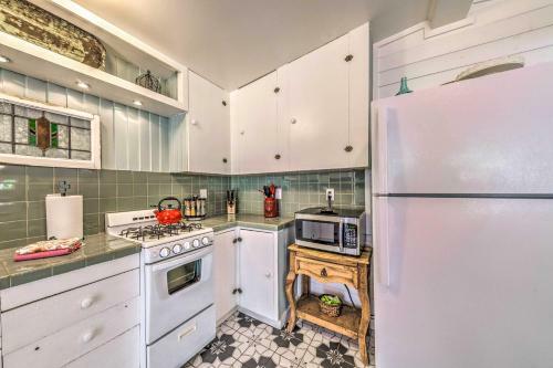 Quaint Riverfront Cabin Walk To Midtown!