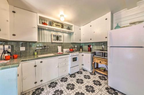 Quaint Riverfront Cabin Walk To Midtown!