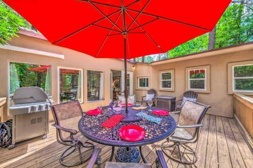 Quaint Riverfront Cabin Walk To Midtown!