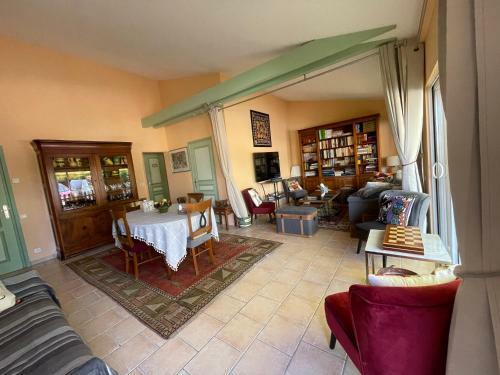 G�te Les Noisetiers Maison Familiale Avec Piscine