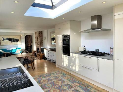 Moonstone Cottage, Moments From The Beach