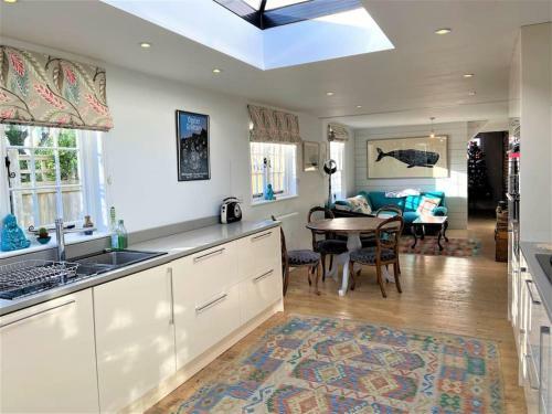 Moonstone Cottage, Moments From The Beach
