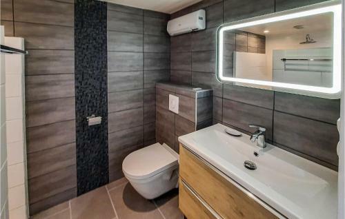 Nice Home In Kerlouan With Wifi And 5 Bedrooms