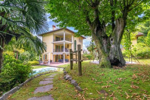 Hostal La Camera Con Vista Lago Al Secondo Piano Della Villa Isabella