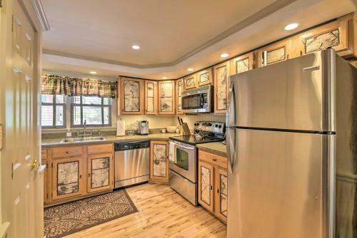 Townhome Walk To Mirror Lake And Main Street!