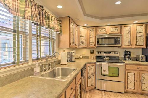 Townhome Walk To Mirror Lake And Main Street!