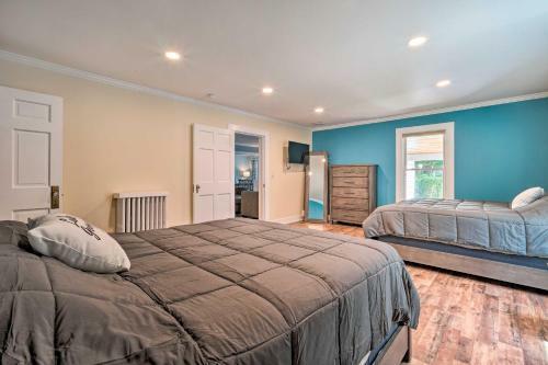 Downtown Retreat With Grill, Fire Pit And Wet Bar