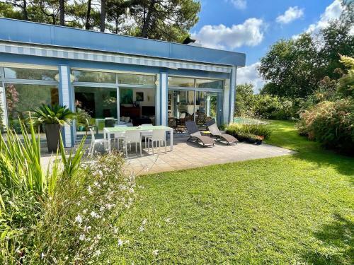 Beautiful Flowery Garden, Pool And Pleasant House