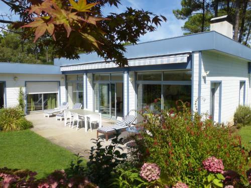 Beautiful Flowery Garden, Pool And Pleasant House