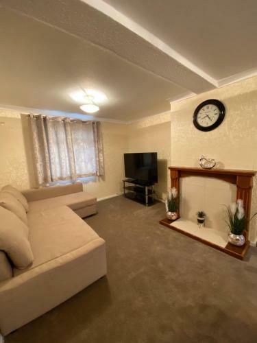 Dunfermline, 2 Bedroom Home With Free Parking