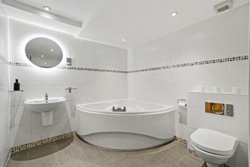 The Hamptons Apartment + Underground Spa Bathroom