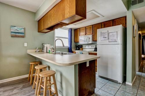 Lakefront Top Floor Beach View 2br Sleeps 6