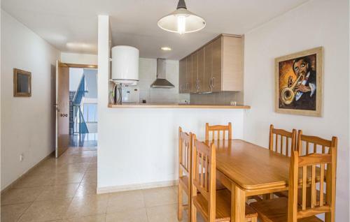 Nice Apartment In Vinar�s With 2 Bedrooms