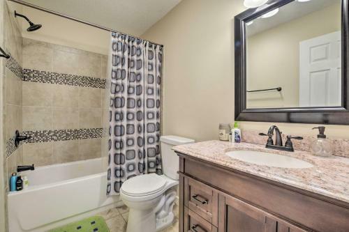 Tree-lined Durham Townhome Close To Parks!