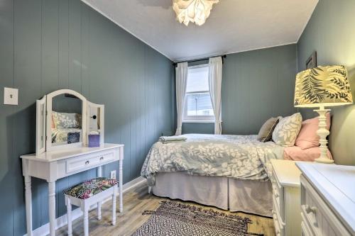 Eclectic Durham Home With Deck Less Than 2 Mi To Dtwn!