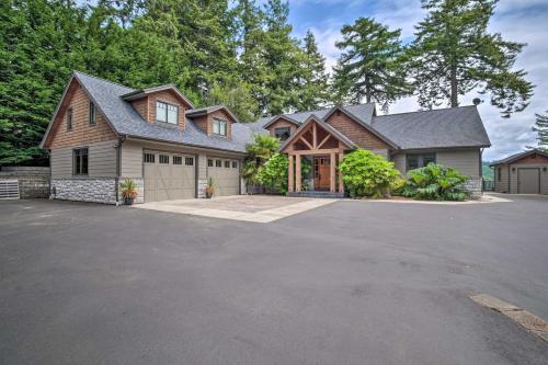 Luxe Coos Bay Escape With Patio And River Views!