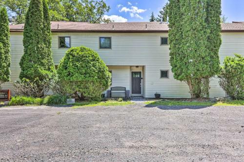 Stylish Tannersville Townhome With Fire Pit!